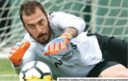  ??  ?? REFORÇO. Emiliano Viviano (ainda) espera por uma oportunida­de