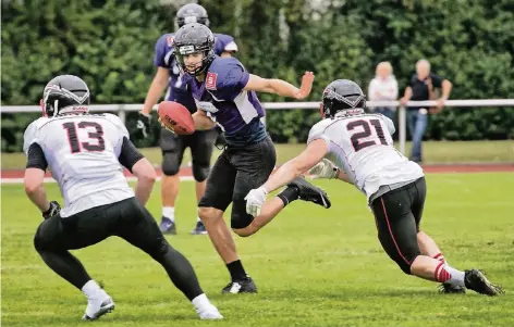  ?? RP-FOTO: RALPH MATZERATH ?? Quarterbac­k Joey Sanchez (Mitte) hat bei diesem Angriff einen schweren Stand – gleich zwei gegnerisch­e Spieler versperren ihm den Weg.