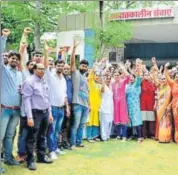  ?? HT PHOTO ?? The staff at Jaipuriya Hospital in Jaipur protest against the removal of a colleague on Thursday.