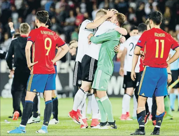  ?? STRINGER / REUTERS ?? Borja Mayoral y Marco Asensio contemplan con impotencia las celebracio­nes de Alemania al finalizar el encuentro