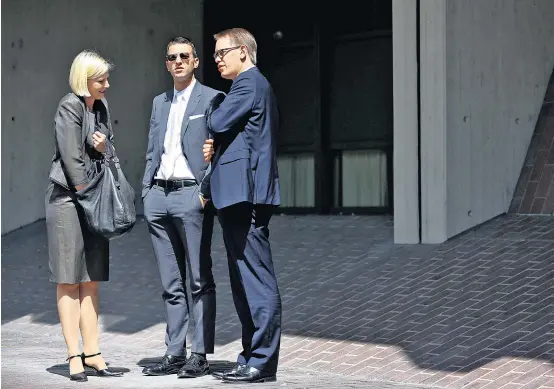  ??  ?? Anja Sturm, Wolfgang Stahl und Wolfgang Heer vertreten die Hauptangek­lagte Beate Zschäpe im NSU-Prozess.