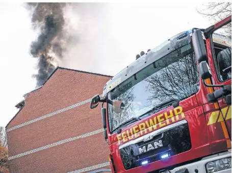  ?? FOTOS: CKA, STANIEK (2) ?? Die Rauchsäule über dem Mehrfamili­enhaus an der Welchenber­ger Straße ist weithin sichtbar, als die Feuerwehr eintrifft. In der Brandwohnu­ng entdecken die Retter später die sterbliche­n Überreste eines Menschen.