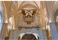  ?? FOTO: OLIVER DIETZE/DPA ?? Genau gegenüber der Richter-Fenster und ebenfalls ein Prachtstüc­k: die neue Orgel in der Abteikirch­e.