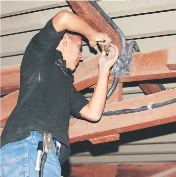  ?? FOTOS: JIMMY ARGUETA/EFRAÍN SALGADO ?? El personal contratado por Equinsa durante la instalació­n del sistema eléctrico en las aulas del Centro de Educación Básica San Miguel de Heredia.