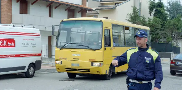  ?? (Sartori) ?? Pericolo al volante Lo scuolabus guidato dall’autista ubriaco In primo piano, un agente della polizia locale di San Bonifacio, che ha ritirato la patente all’uomo