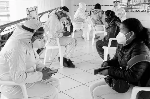  ?? Galo Paguay / el comercio ?? • Una brigada del Municipio de Quito acudió el jueves al Centro Comercial Ipiales del Sur para atender a pacientes.