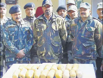  ?? HT FILE ?? Border Security Force officials displaying the seized contraband on Sunday.