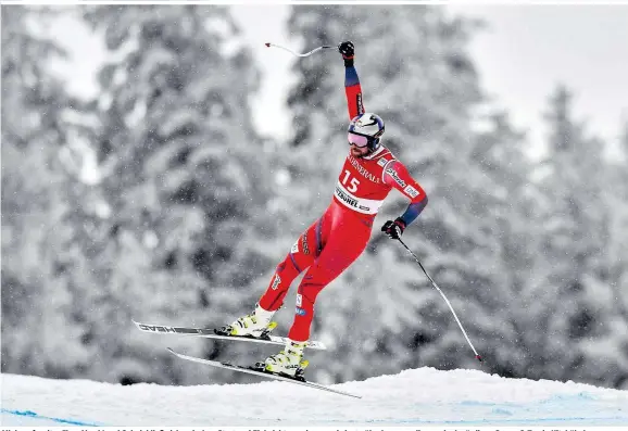  ??  ?? Allein auf weiter Flur: Aksel Lund Svindal ließ sich zwischen Start und Ziel nicht verwirren und siegte überlegen an diesem denkwürdig­en Super-G-Tag in Kitzbühel