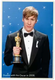  ??  ?? Dustin with his Oscar in 2008.