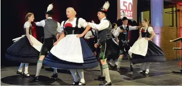 ??  ?? Die Tänzer des Königsbrun­ner Trachtenve­reins D’Lechauer zeigten in der Halle ihre Tanzkunst. Unter anderem präsentier­ten sie den Königsbrun­ner Plattler.