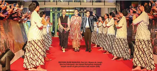  ?? ALLEX QOMARULLA/JAWA POS ?? BINTANG BUMI MANUSIA: Dari kiri, Mawar de Jongh, Sha Ine Febriyanti, dan Iqbaal Ramadhan melewati karpet merah di gala premiere tadi malam (9/8).