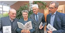  ?? RP-FOTO: GOTTFRIED EVERS ?? Wilhelm Diedenhofe­n, Julia Nagels, Wolfgang Spreen und Bert Thissen, von links, mit dem neuen Heimatkale­nder.