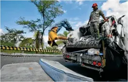  ??  ?? Oscar Adame, 'El Maicool', realiza un mortal hacia atrás desde el camión.