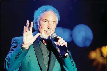  ?? ARCHIV-BILD: CSABA KRIZSAN / DPA ?? Sänger Tom Jones 2014 während seines Gratiskonz­erts im ungarische­n Gyor.