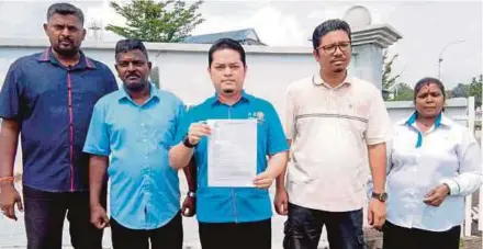  ?? PIC BY NOR FARHANI CHE AD ?? Jerai PKR Youth chief candidate Mohammed Firdaus Johari (centre) with a copy of the police report on the incident at the Kuala Muda district police headquarte­rs yesterday.