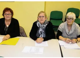  ??  ?? Au centre, la présidente, Françoise Catel a remercié les bénévoles en particulie­r ceux qui assurent l’aide aux devoirs.