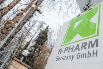  ?? FOTO: STEFAN PUCHNER/DPA ?? Der Firmensitz von R-pharm in Deutschlan­d in Illertisse­n ist durch einen Zaun geschützt. Der Mutterkonz­ern produziert den Impfstoff Sputnik V.