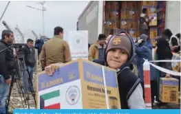  ??  ?? Distributi­on of Kuwaiti humanitari­an aid to displaced Iraqis.
