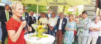  ?? FOTO: MARKUS LEHMANN ?? Auch Staatssekr­etärin Friedlinde Gurr-Hirsch (links im Bild) war unter den etwa 270 Gästen auf der dritten Remstal-Stallwächt­erparty in Essingen.