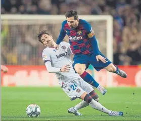  ?? FOTO: PERE PUNTÍ ?? Messi supera a Campaña en el Barça-levante No marcó, pero fue decisivo