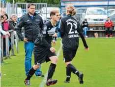  ?? Foto: Karl Aumiller ?? Alles Ein und Auswechsel­n half nichts, die SVD Damen kamen gegen Bad Aibling 1:7 unter die Räder und müssen weiter um den Landesliga Erhalt bangen. Hier wird die verletzte Sandra Eisenkolb (rechts) durch Denise Müller ersetzt.