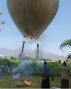  ?? JAWA POS PHOTO ?? DI SAWAH: Balon udara yang diterbangk­an setelah salat Idul Fitri di Ponorogo.