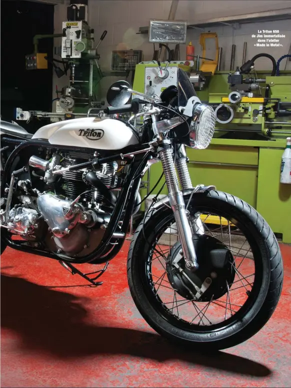  ??  ?? La Triton 650 de Jim immortalis­ée dans l’atelier « Made in Metal ».