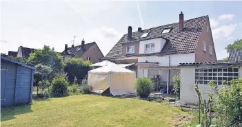  ?? FOTO: JÖRG SCHIMMEL ?? Über der Fundstelle der Leiche im Garten des Hauses in Homberg hatten die Spurensich­erer der Polizei ein Zelt aufgebaut. Der Verurteilt­e soll hier seine tote Frau begraben haben.