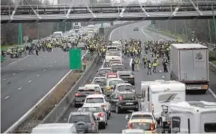  ?? EP ?? Burdeos Unos 4.500 chalecos amarillos se manifestar­on en la ciudad y 14 personas fueron detenidas, según la prefectura