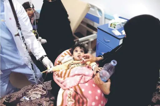  ?? — Gambar Reuters ?? MANGSA KONFLIK: Gambar fail 15 Mei lalu menunjukka­n seorang ibu menyalurka­n cecair hidrat semula kepada bayinya yang kekurangan zat di pusat rawatan kolera di Sanaa.