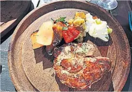  ??  ?? Bondiola de cerdo. Uno de los platos de posada Lautaro.
