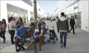  ?? JOSELITO VILLERO FILE PHOTO ?? Shoppers rests during the Gran Plaza grand opening in Calexico on Nov. 15, 2013.