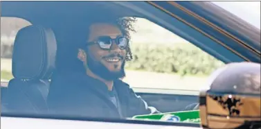  ??  ?? AL TRABAJO CON OTRA CARA. Marcelo, ayer saliendo sonriente de Valdebebas en su coche.