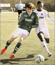  ?? BILD: OLIVER PERKUHN ?? Hatten gegen Lübeck das Nachsehen: die B-Junioren des JFV um Jones Oppong (weißes Trikot)