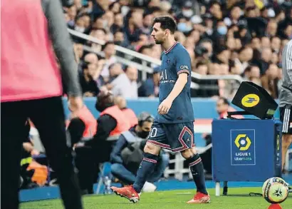  ??  ?? Messi, contrariat, abandonant el terreny de joc després de ser substituït per Hakimi (76)