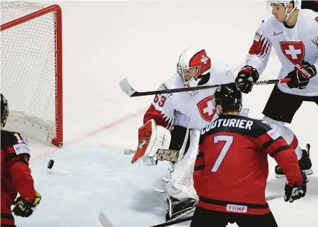  ?? FOTO ČTK/AP ?? Klíčový moment. Švýcarský gólman Leonardo Genoni inkasuje 0,4 vteřiny před koncem základní hrací doby gól na 2:2. Kanada pak obrat dotáhla v prodloužen­í.