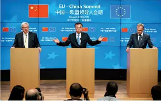  ??  ?? Le 2 juin dernier, le premier ministre Li Keqiang, le président du Conseil européen Donald Tusk et le président de la Commission européenne Jean-Claude Juncker en conférence de presse