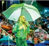  ??  ?? Toño Rosario salió con paraguas a cantar.