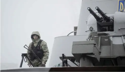  ?? Foto: AFP/Sega Volskii ?? Ukrainisch­er Soldat im Hafen von Mariupol