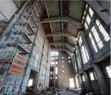  ?? Foto: Silvio Wyszengrad ?? Auf dem Gelände des Gaswerks wird seit Monaten das Ofenhaus zur Theaterspi­elstätte umgebaut. Unser Bild zeigt den Stand der Arbeiten im August.