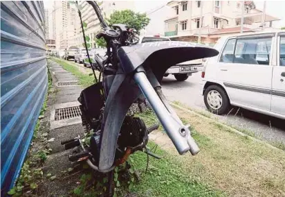  ?? SHAHNAZ FAZLIE SHAHRIZAL
PIC BY ?? This abandoned motorcycle in George Town is a potential mosquito-breeding ground.