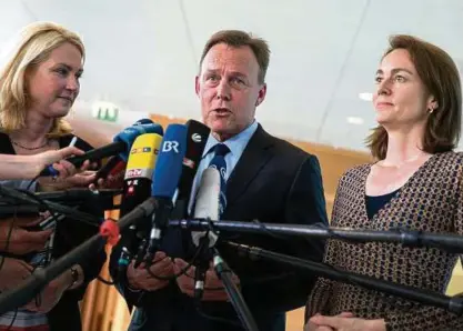  ??  ?? Schwierige Präsentati­on: Familienmi­nisterin Manuela Schwesig, Fraktionsc­hef Thomas Oppermann und Generalsek­retärin Katarina Barley stellen das SPD-Wahlprogra­mm vor. Foto: Kay Nietfeld/dpa