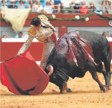  ?? // BMF ?? Roca Rey, en un encajado derechazo al quinto, al que cuajó una faena aplastante