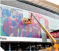  ??  ?? La imagen del argentino era retirada del Camp Nou mientras su avión privado despegaba de Barcelona.