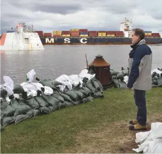  ?? ANNIK MH DE CARUFEL LE DEVOIR ?? Pierre Côté, résidant de Nicolet, croise les doigts pour que sa maison devant le fleuve soit épargnée par la montée des eaux prévue au cours des prochaines heures.