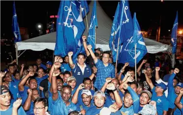  ??  ?? Strong support: People crowding around Liow and Barisan’s Ketari state candidate Datuk Lau Hoi Keong (on Liow’s right) at a Barisan rally in Bentong.