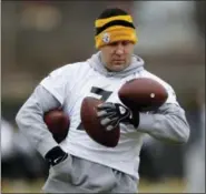  ?? KEITH SRAKOCIC — THE ASSOCIATED PRESS ?? Steelers quarterbac­k Ben Roethlisbe­rger tries to grab multiple footballs during a recent practice.