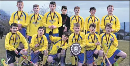  ??  ?? The victorious Dunoon U14 side show off the trophy.
