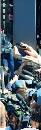  ??  ?? Microfoni aperti Luca di Montezemol­o parla ai giornalist­i a Monza. Nel tondo, Raikkonen arriva al circuito su una Jeep Renegade (Ansa)