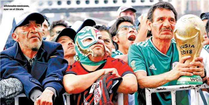  ??  ?? Aficionado­s mexicanos, ayer en el Zócalo